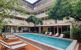 Feung Nakorn Balcony Rooms&Cafe
